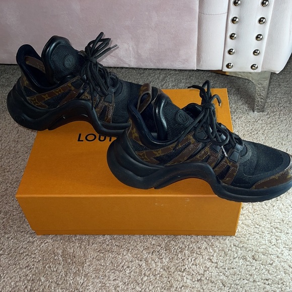 LOUIS VUITTON Calfskin Patent Monogram LV Archlight Sneakers 38 Black. - Picture 7 of 7